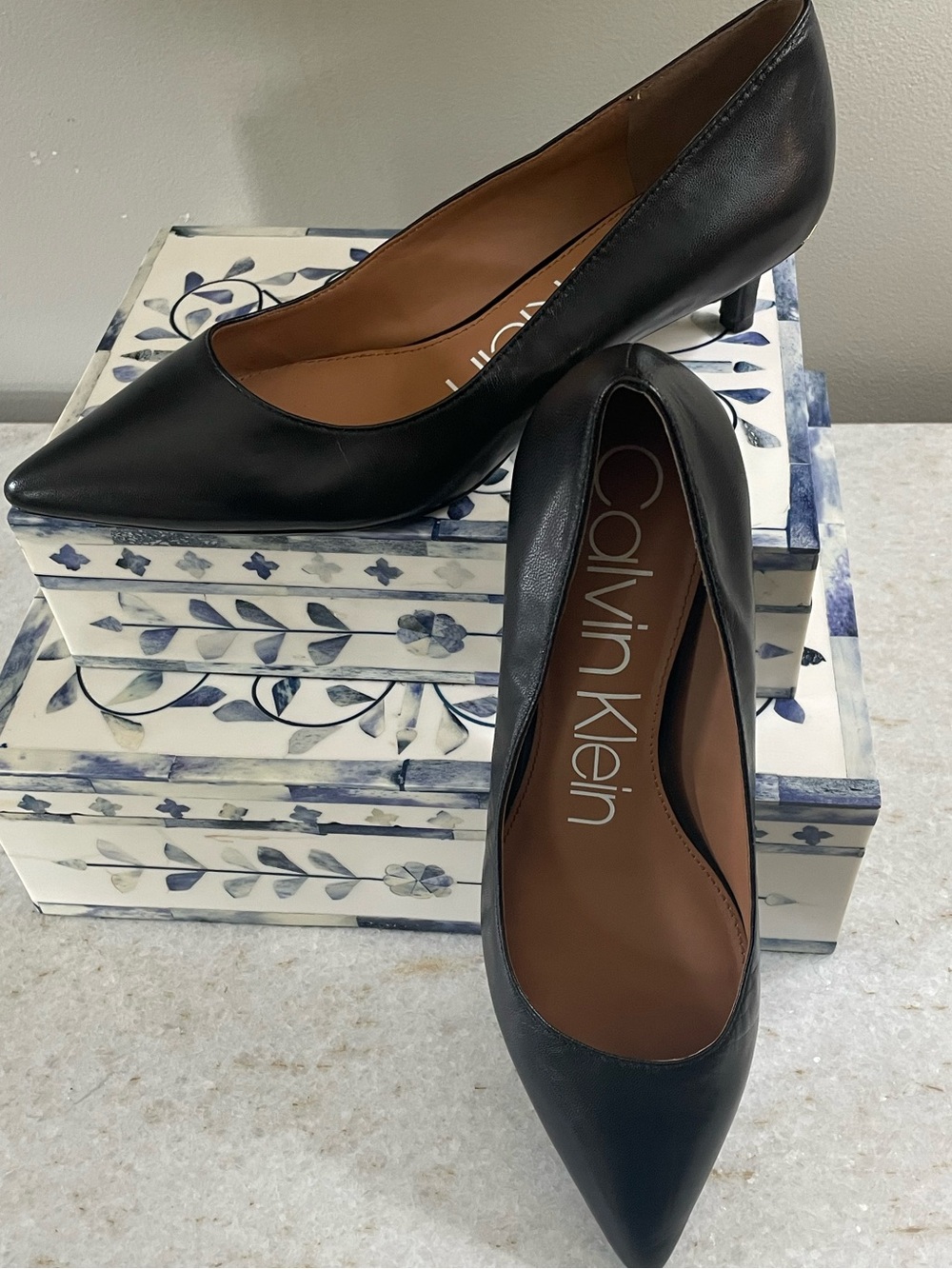 CALVIN KLEIN~Classic Black Leather Kitten Heel Pump